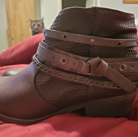 SO brown ankle boots. - Picture 2 of 5